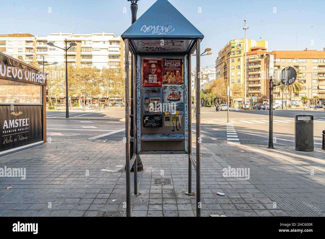 Valencia, Spanien. 15th Dez 2021. Eine Telefonzelle, die in den Straßen von Valencia zu sehen ist.Laut dem neuen Allgemeinen Telekommunikationsgesetz (LGT) werden Telefonzellen im Jahr 2022 verschwinden. Das Aussehen des Mobiltelefons war die Hauptursache für die Nichtnutzung dieser Kabinen. (Bild: © Xisco Navarro Pardo/SOPA-Bilder über ZUMA Press Wire) Stockfoto