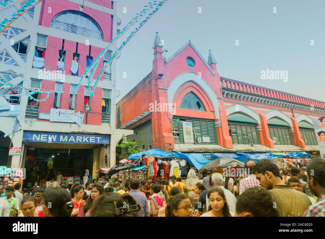 Kalkutta, Westbengalen, Indien - 10th. September 2019 : Shopper außerhalb des New Market in der Esplanade Gegend, verkehrsreichster Markt von Kalkutta. Stockfoto