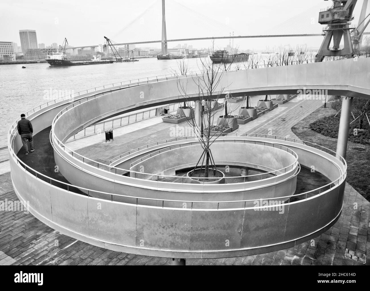 Ein Mann geht die kreisförmige Treppe mit dem Hintergrund des Huangpu-Flusses, East bund, shanghai China, hinauf Stockfoto