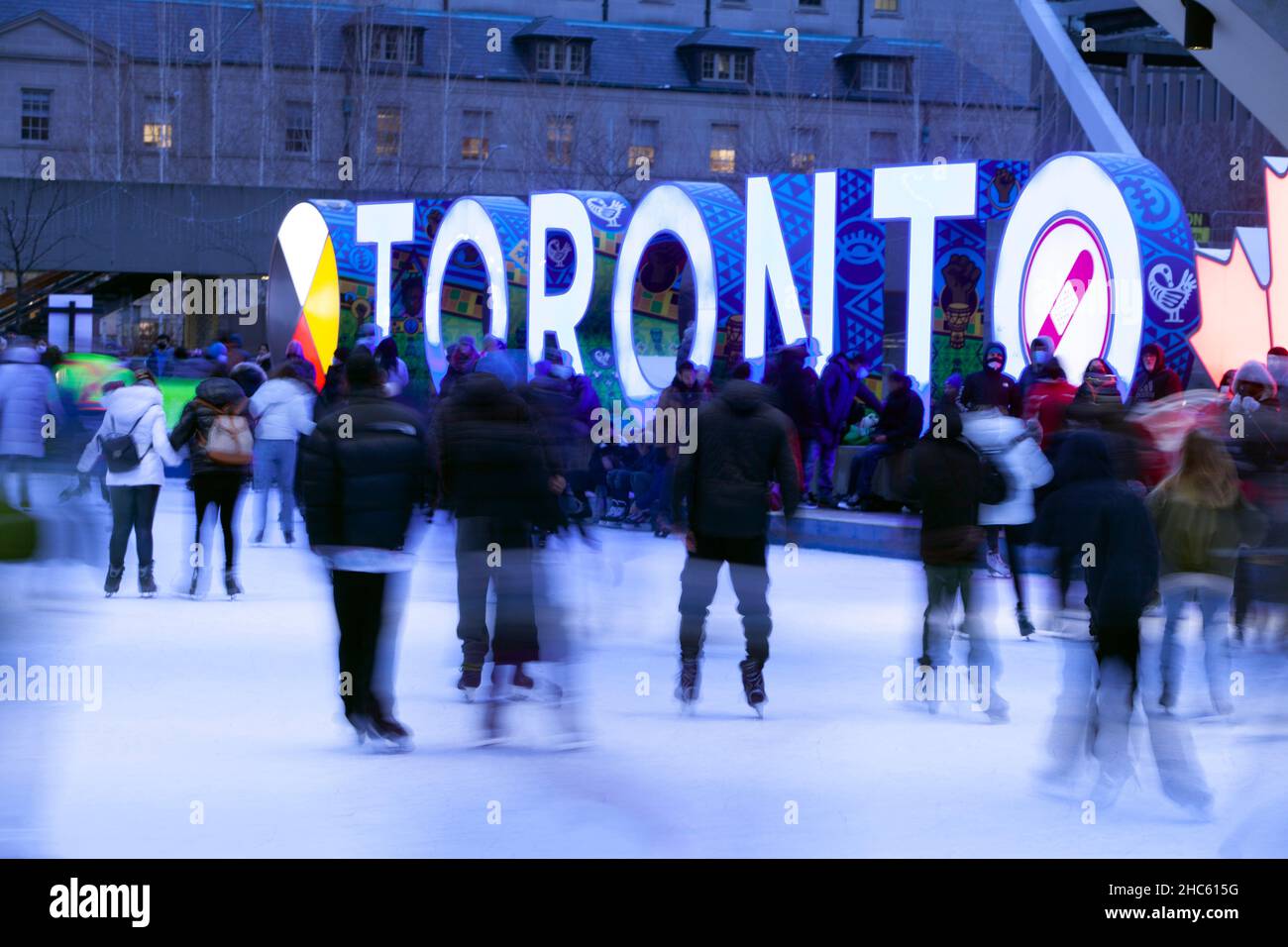 Toronto, 24. Dezember 2021 - Skating am Heiligabend auf dem Nathan Phillips Square Stockfoto