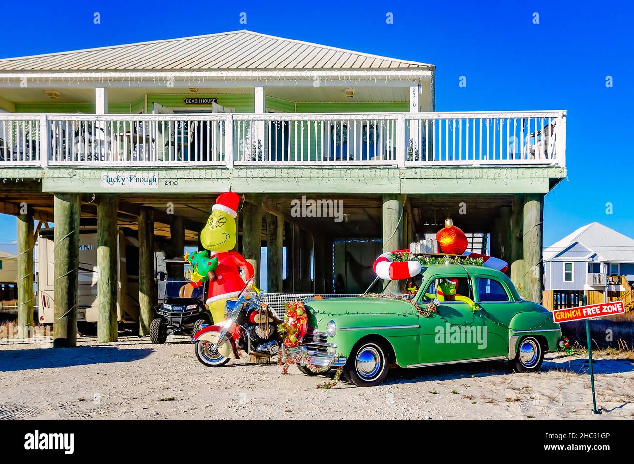 Ein Strandhaus bietet Grinch-themenorientierte Weihnachtsdekorationen, 24. Dezember 2021, in Dauphin Island, Alabama. Stockfoto