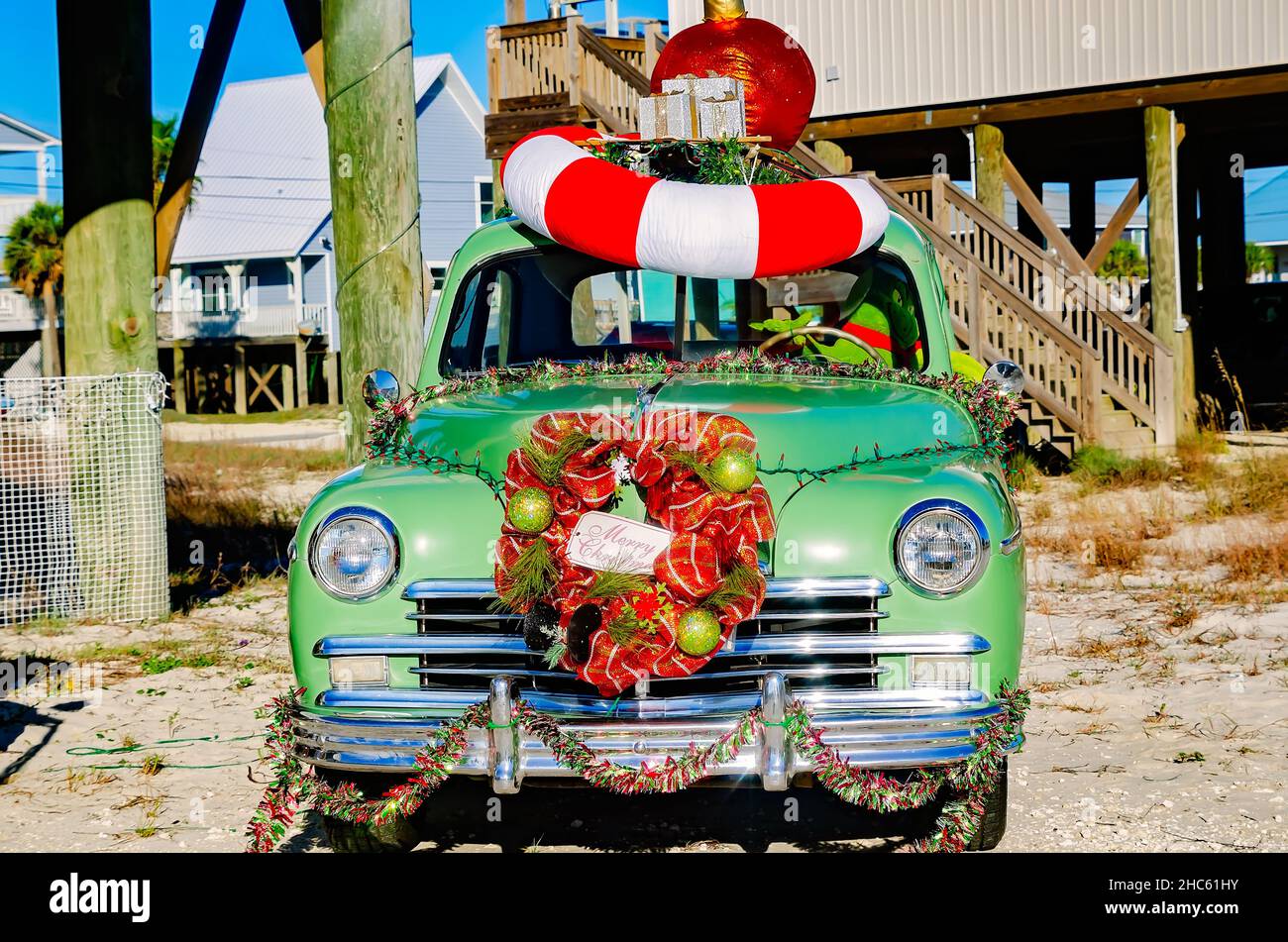 Ein Strandhaus bietet Grinch-themenorientierte Weihnachtsdekorationen, 24. Dezember 2021, in Dauphin Island, Alabama. Stockfoto