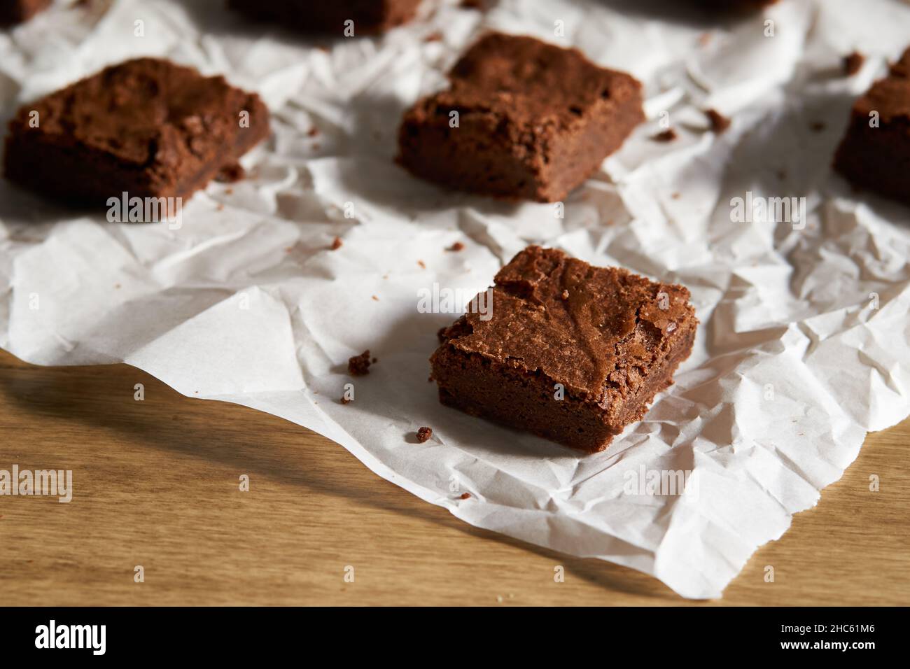 Das Stück Schokoladenkuchen auf der weißen Serviette Stockfoto