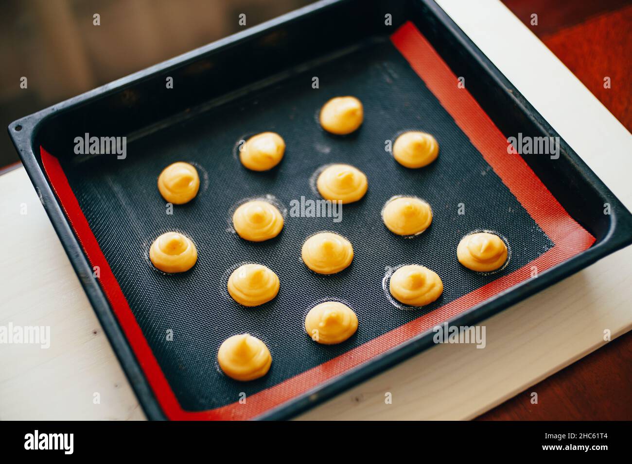 Geformter Teig für Mousse-Kuchen liegt auf einer Silikonmatte Stockfoto
