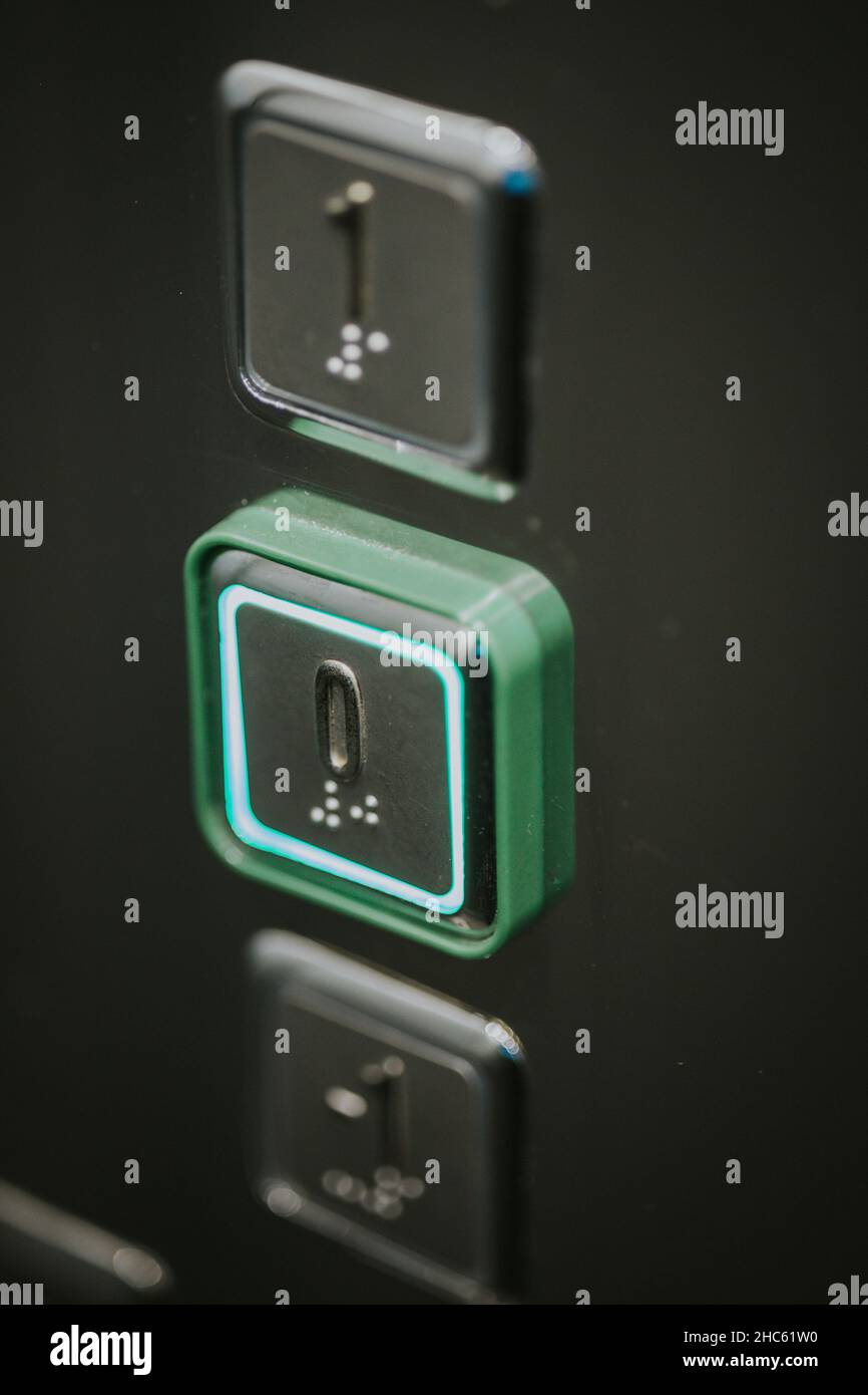 Nahaufnahme der Aufzugstasten mit grünen Lichtern Stockfoto