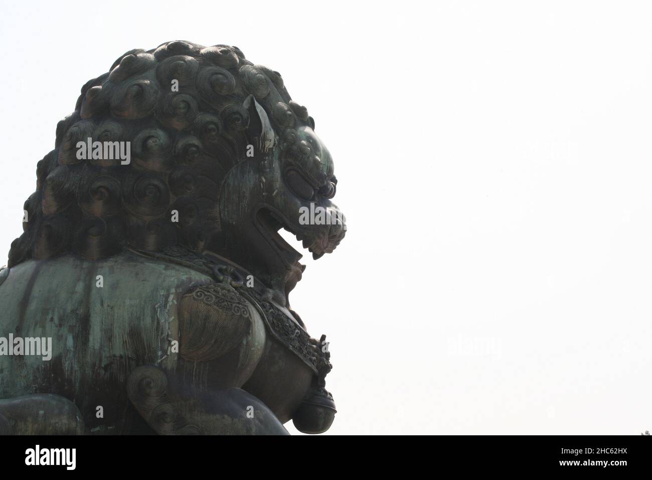 Nahaufnahme des bronzenen Löwen in der Verbotenen Stadt in Peking, China Stockfoto