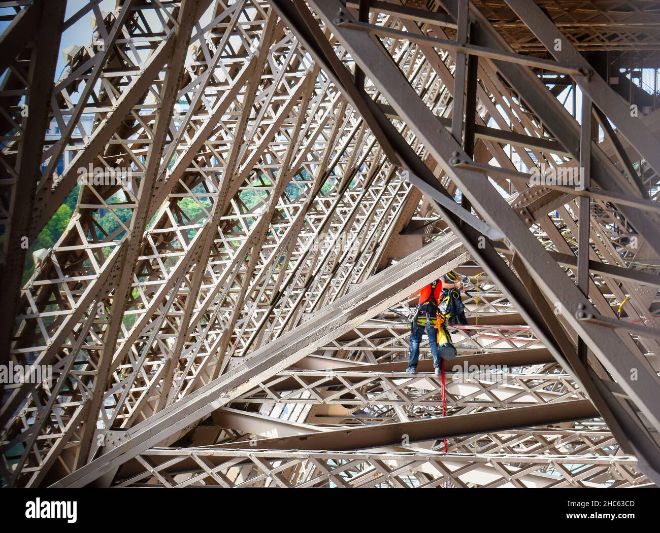 Trabajos de mantenimiento por dos operarios en la estruca metálica de la torre Eiffel en Paris, Francia Stockfoto