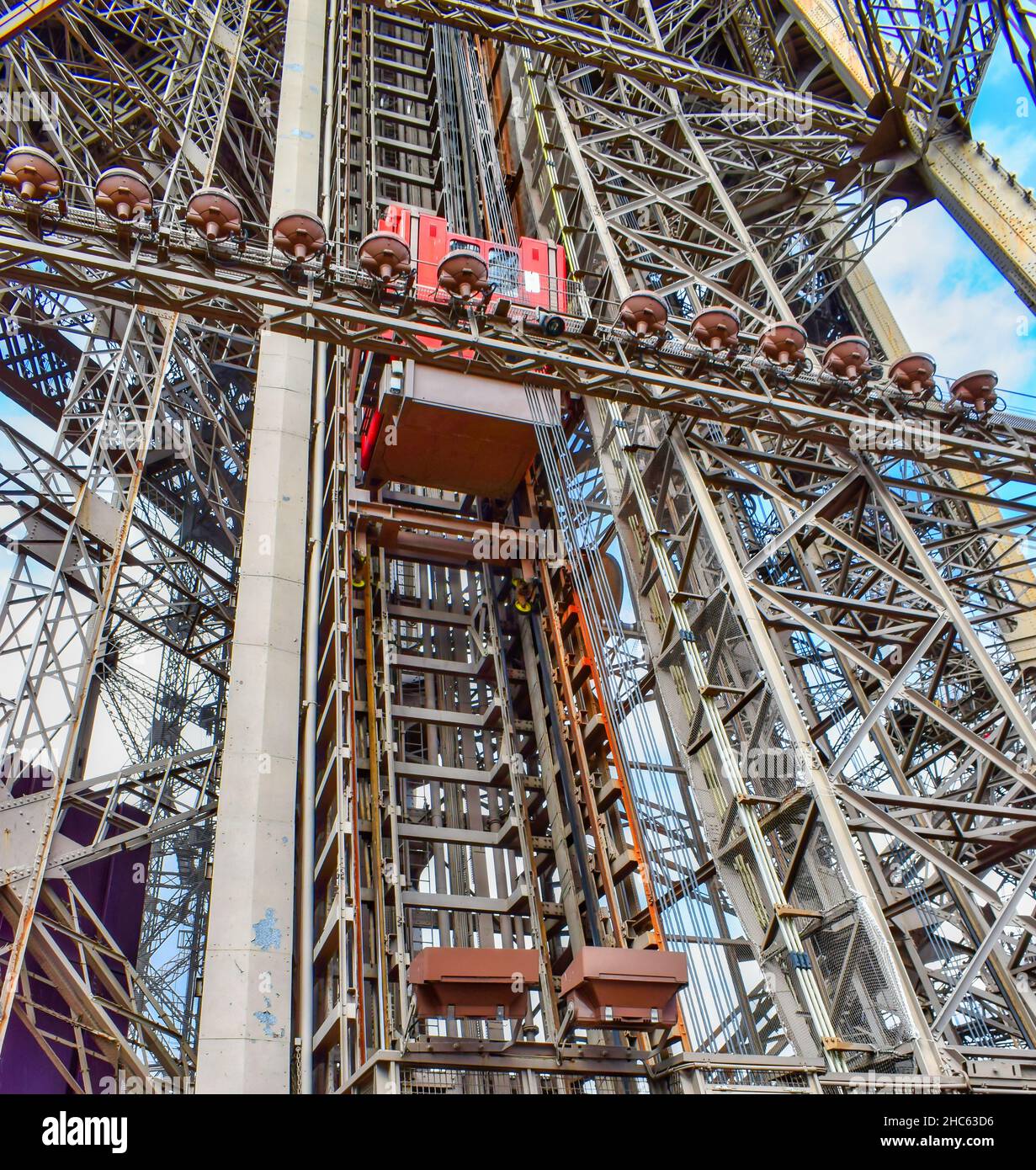 Ascensor elevador y estruca metálica de la torre Eiffel de Paris, Francia Stockfoto