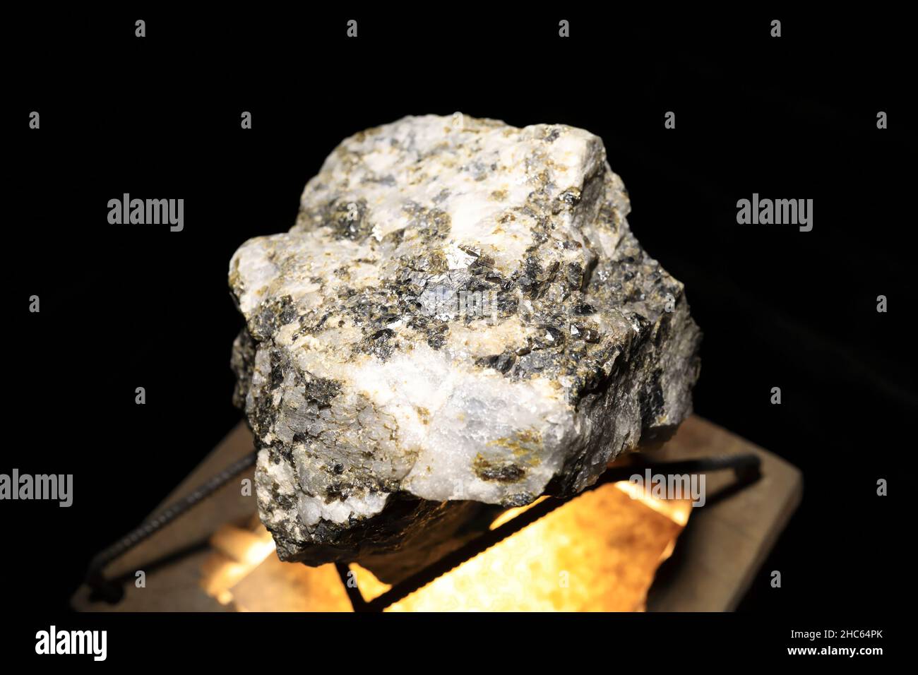 Stück natürliches Mehrschicht-Magnetiterz auf schwarzem Hintergrund Stockfoto
