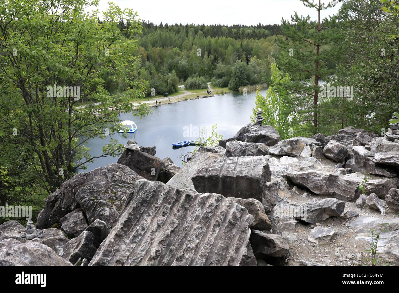 Blick auf den See in Marmor Canyon im Sommer, Karelia, Ruskeala Stockfoto