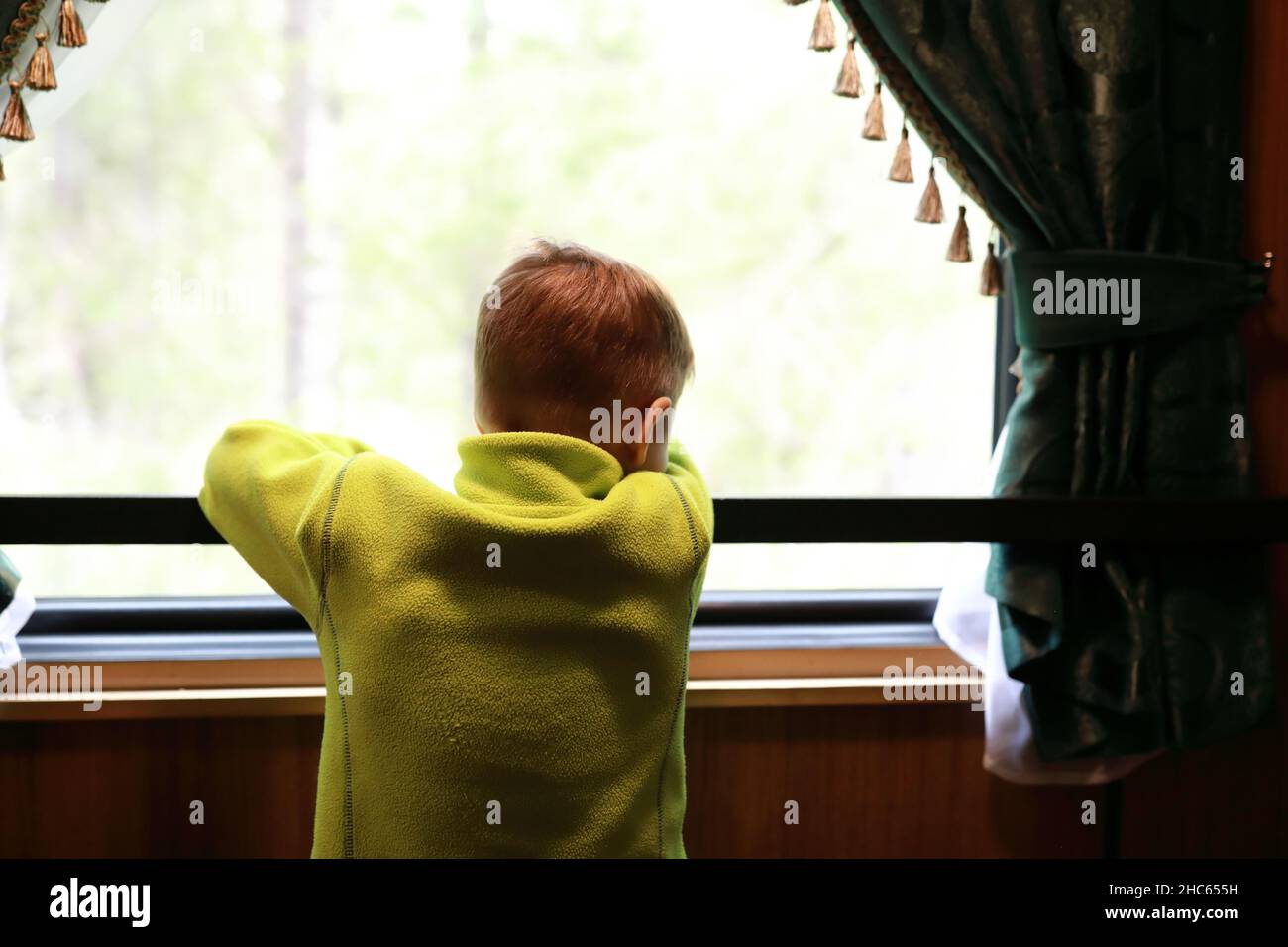 Kind mit Blick aus dem Fenster in der Kutsche des Retro