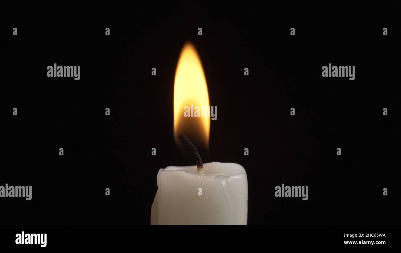 Video von brennender Kerze auf schwarzem Hintergrund Stockfotografie - Alamy