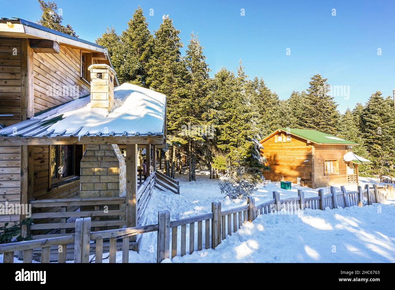 Schöne Holzhaus Blick auf den verschneiten Wald in einem Winter sonnigen Tag. Uludag-Nationalpark, Bursa, Türkei. Stockfoto