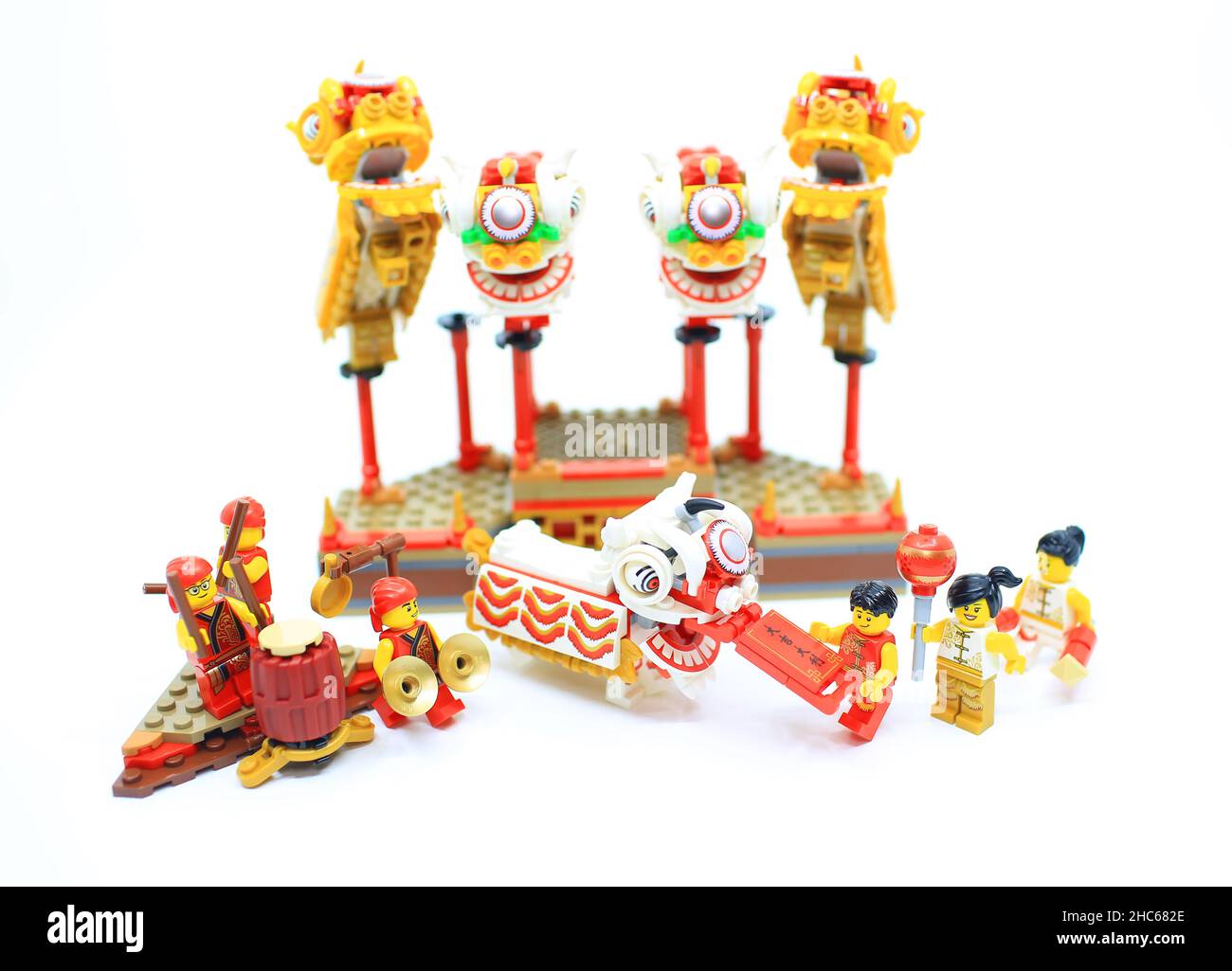 Die Menschen feiern das chinesische Neujahr mit einem Löwentanz und zeigen das chinesische Wort „großes Glück“ Stockfoto