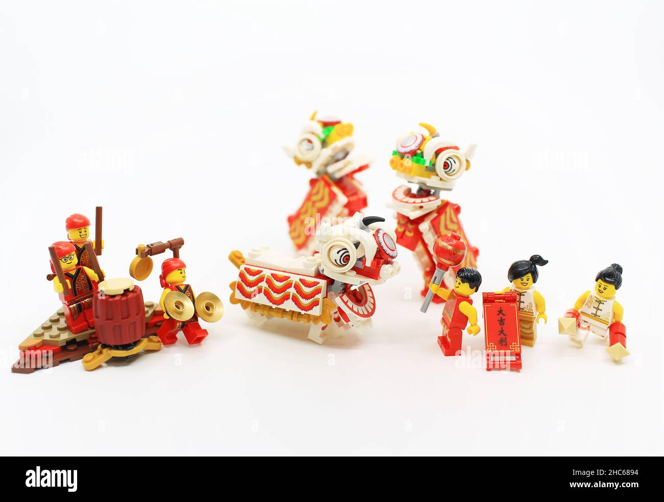 Die Menschen feiern das chinesische Neujahr mit einem Löwentanz und zeigen das chinesische Wort „großes Glück“ Stockfoto