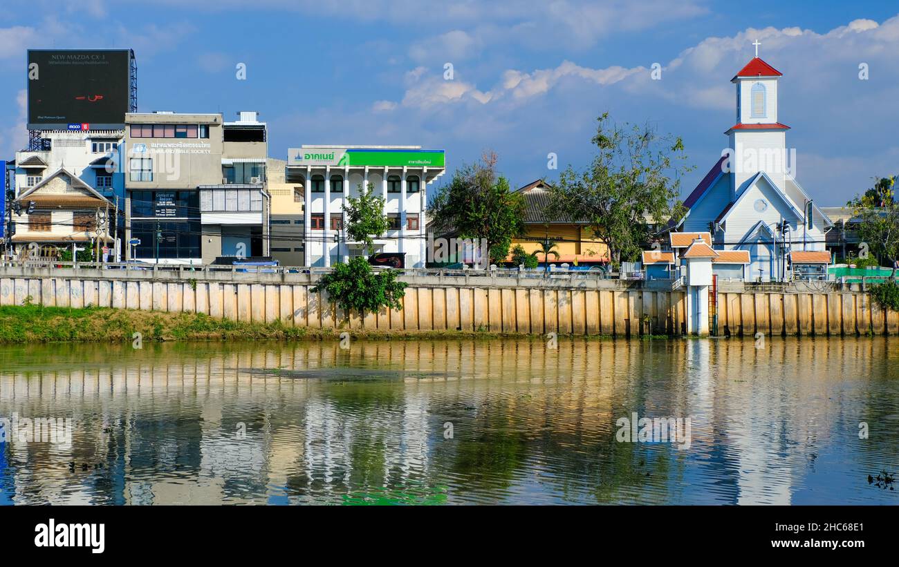 Das ursprüngliche Gebäude der ersten presbyterianischen Kirche in Chiangmai, die das Ufer des Mae Ping, dem Hauptfluss von Chiangmai, Thailand, beherrscht Stockfoto