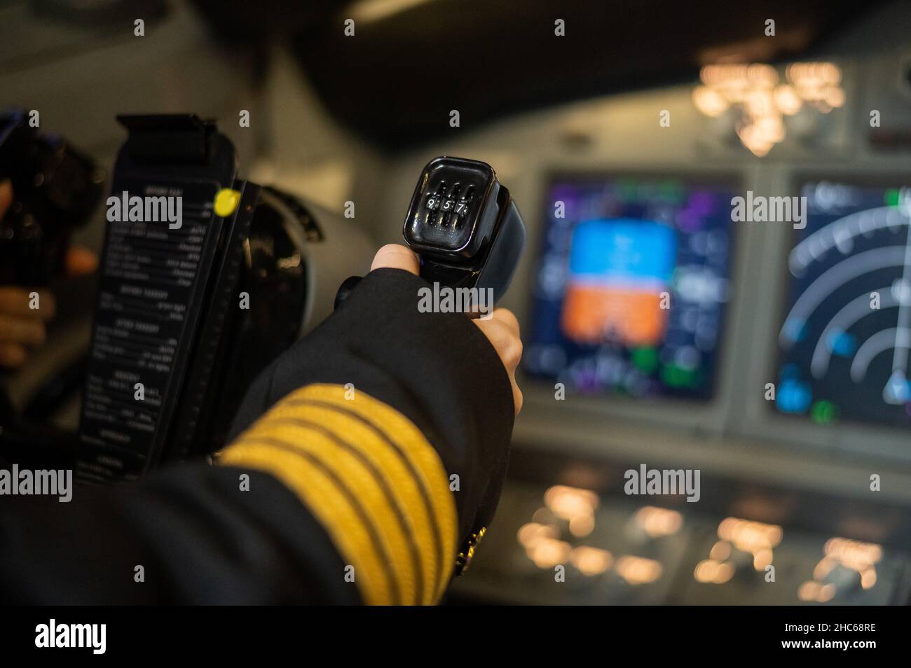 Die Hände einer Pilotin am Steuer eines Flugzeugs. Kaukasische Frau im Flugsimulator. Stockfoto
