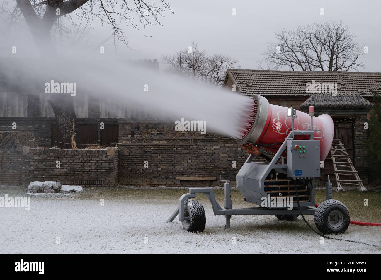 PEKING, CHINA - 23. DEZEMBER 2021 - Arbeiter schneien im malerischen qianmen Sanlihe-Gebiet in Peking, China, am 23. Dezember 2021. Stockfoto