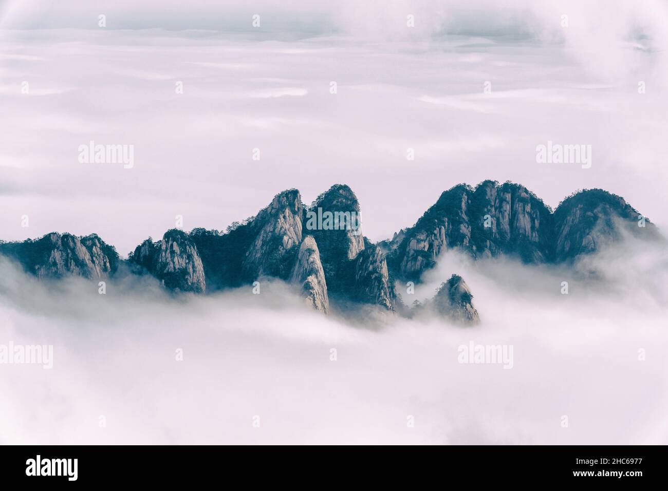 Bild wie Gemälde von Blick auf die Gipfel des Huangshan Berg über den Wolken, fotografiert von einem hohen Ort, Gelber Berg, Anhui, China, Asien Stockfoto