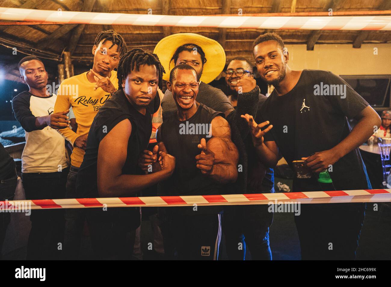 Gruppe junger Menschen, die an einer Live-Performance in Giyani, Südafrika, teilnehmen Stockfoto