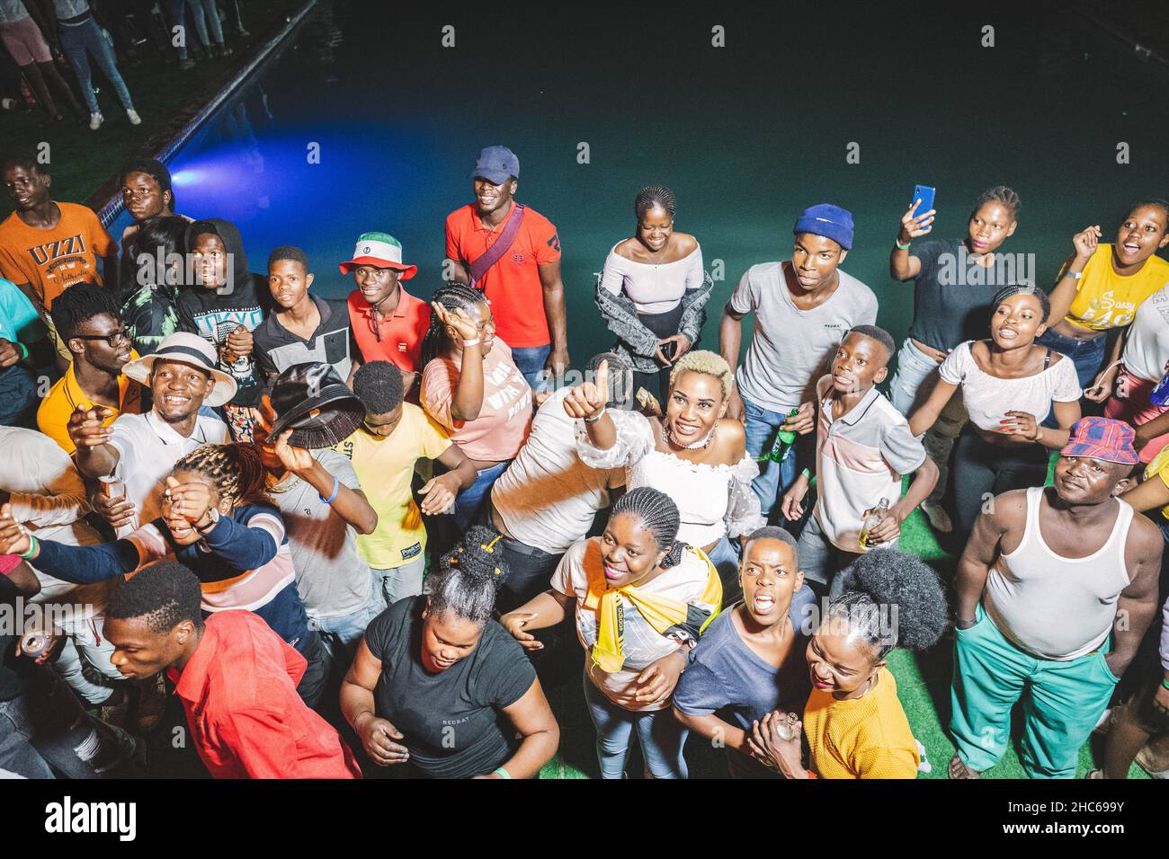 Gruppe junger Menschen, die an einer Live-Performance in Giyani, Südafrika, teilnehmen Stockfoto