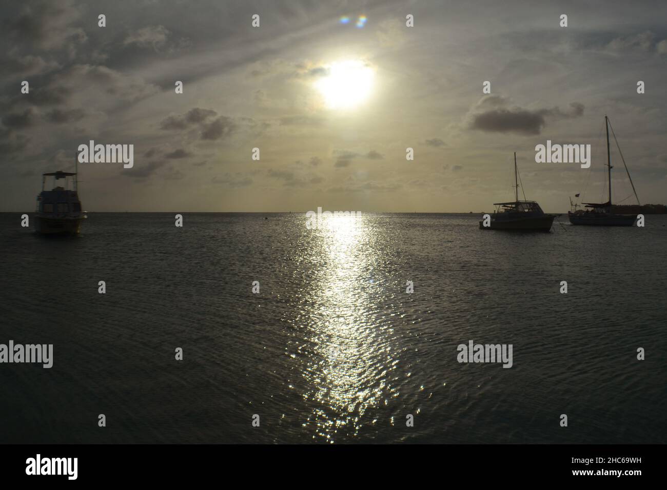 Schöner Blick auf den Sonnenuntergang mit Sonneneinstrahlung auf das Meer am Horizont Stockfoto