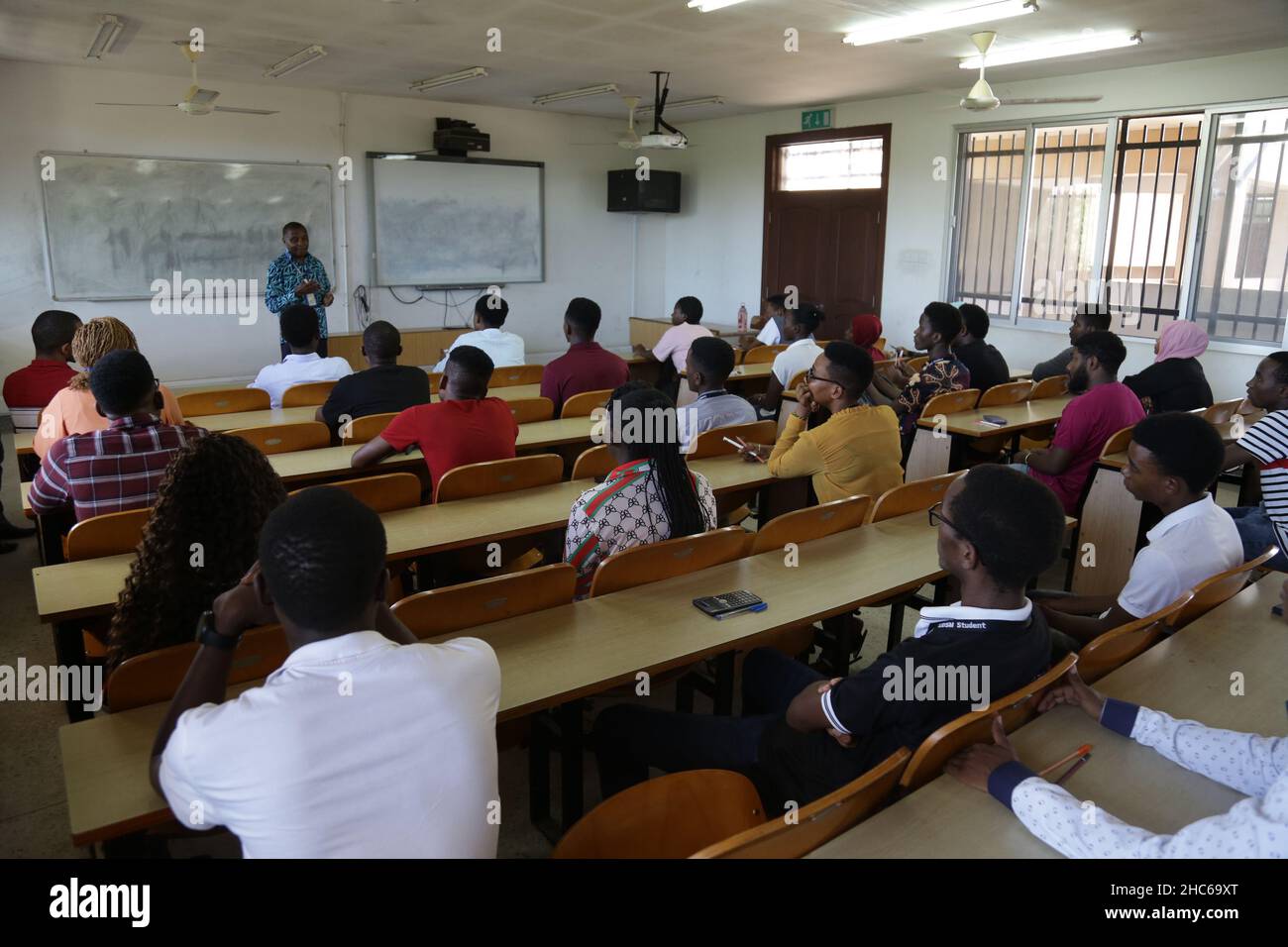 (211225) -- DAR es SALAAM, 25. Dezember 2021 (Xinhua) -- Die Studierenden nehmen an einem Kurs der Informations- und Kommunikationstechnologie (ICT) am College of Information and Communication Technologies (CoICT) der University of dar es Salaam (UDSM) in dar es Salaam, der Handelshauptstadt Tansanias, Teil, 23. Dezember 2021. Etwa 500 tansanische Studenten haben im Rahmen eines speziellen Programms, dem Talentförderungs- und Entwicklungsprogramm, profitiert. Ab 2018 wurde das Programm von Huawei Tanzania in Zusammenarbeit mit dem UDSM über CoICT durchgeführt, um innovative Köpfe zu fördern und den IKT-Sektor in zu verbessern Stockfoto