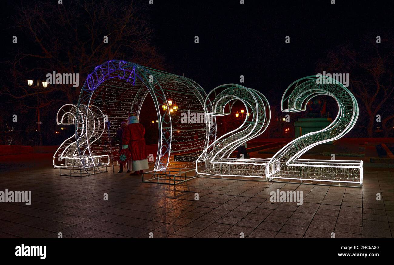 Neujahr 2021. Straßendekoration auf dem Dumskaya-Platz in Odessa Ukraine. Stockfoto