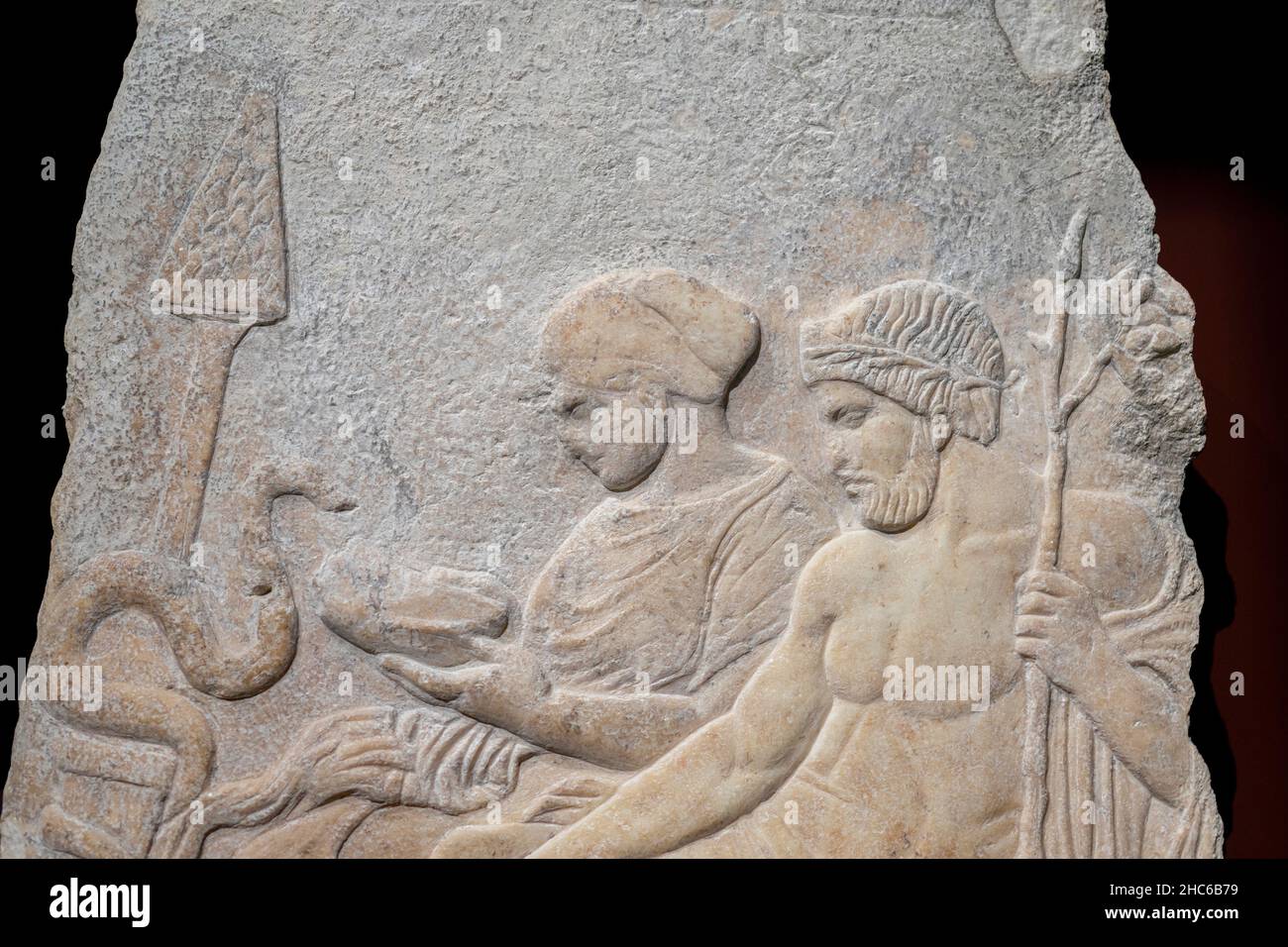 Grabrelief aus Marmor von Asklepios und seiner Tochter Hygieia, die ...