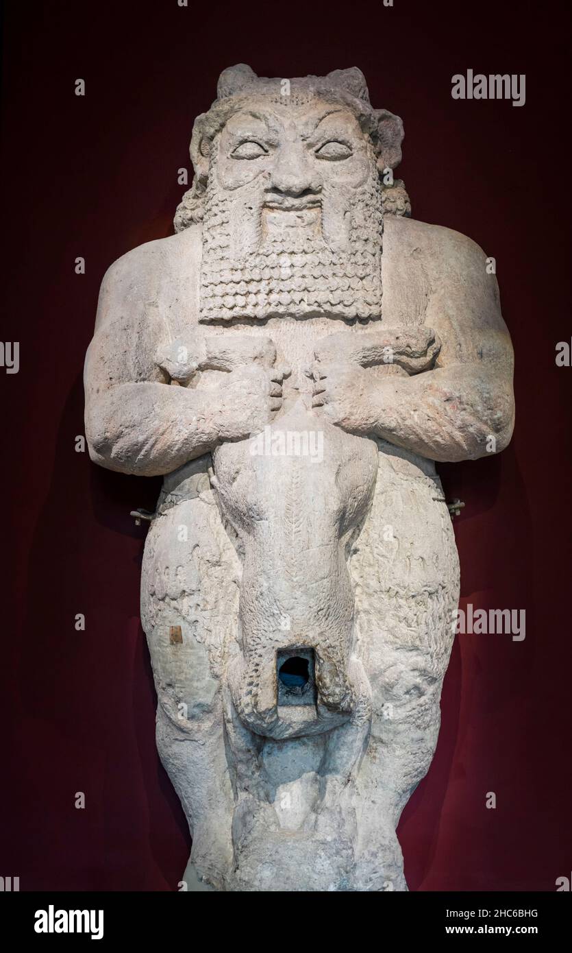 Blick auf die Statue des Gottes Bes im Istanbuler Archäologiemuseum. Stockfoto