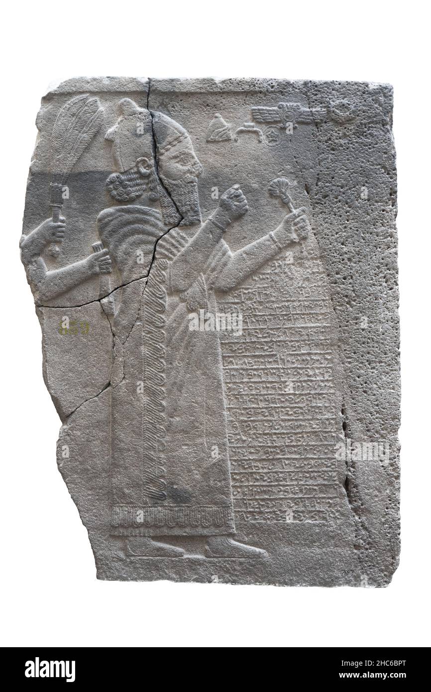 Antikes Relief des hethitischen Königs Barrekub, der vor göttlichen Symbolen betet. Hethitische Hieroglyphen-Inschriften sprechen über den Bau eines neuen Palastes. Stockfoto