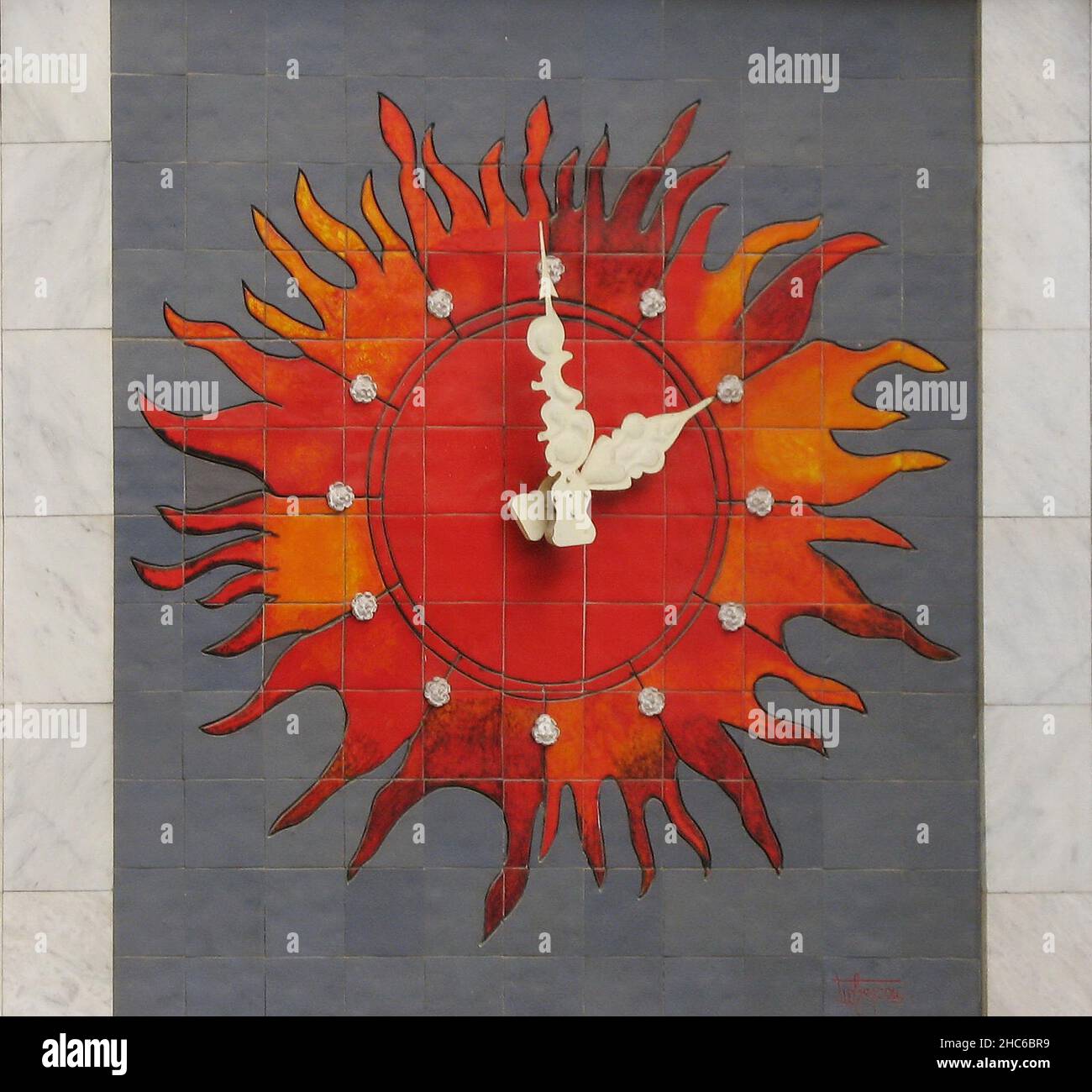 Uhr wie eine Sonne an der Wand Stockfoto