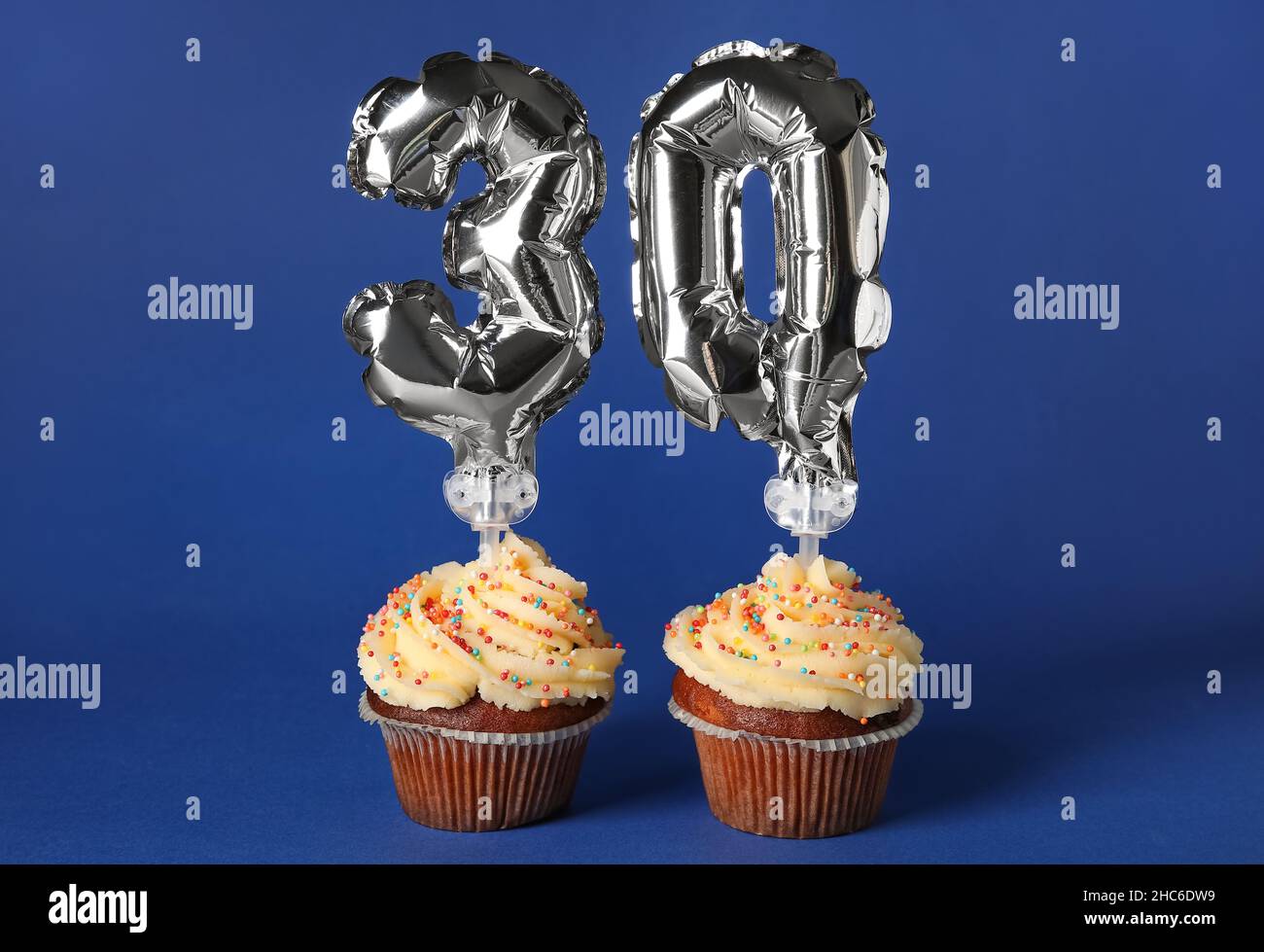 Leckere Geburtstagskuchen mit der Nummer 30 auf farbigem Hintergrund Stockfoto