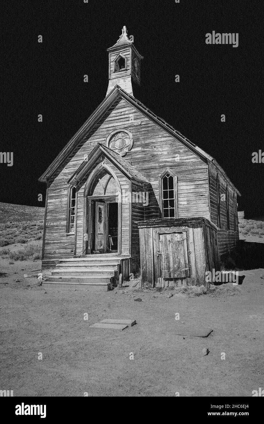 Graustufenaufnahme einer Kirche in einer Geisterstadt. Bodie, Mono County, Kalifornien Stockfoto