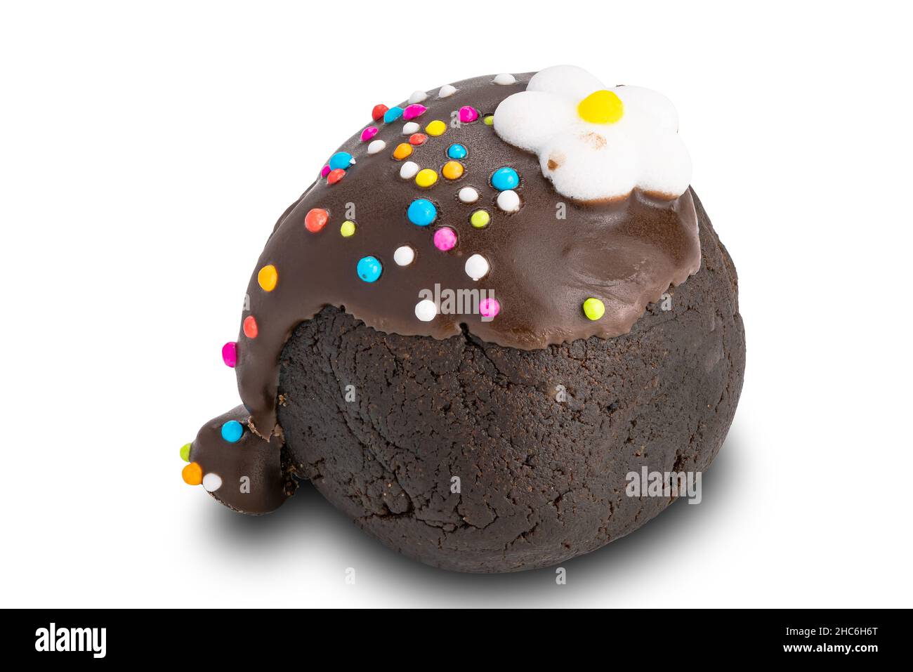Blick in den hohen Winkel von Choc Ball oder Schokolade Ball Topping mit bunten Regenbogen-Streuseln und weißen Zuckerblume auf weißem Hintergrund mit Clipping Pfad. Stockfoto