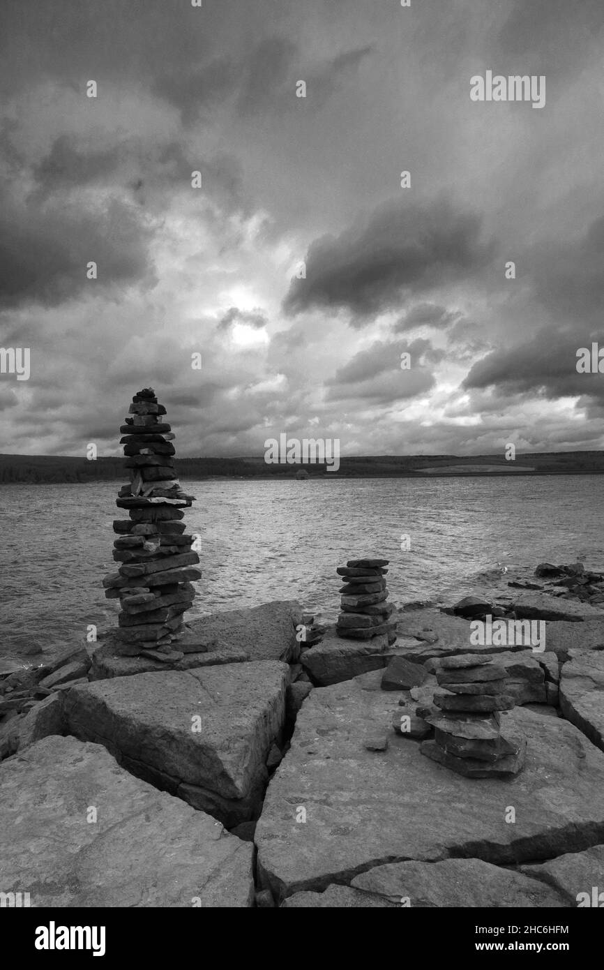 Blick im Sommer auf das Kielder Wasser und den Kielder Forest Park, Northumberland, England, Großbritannien Stockfoto