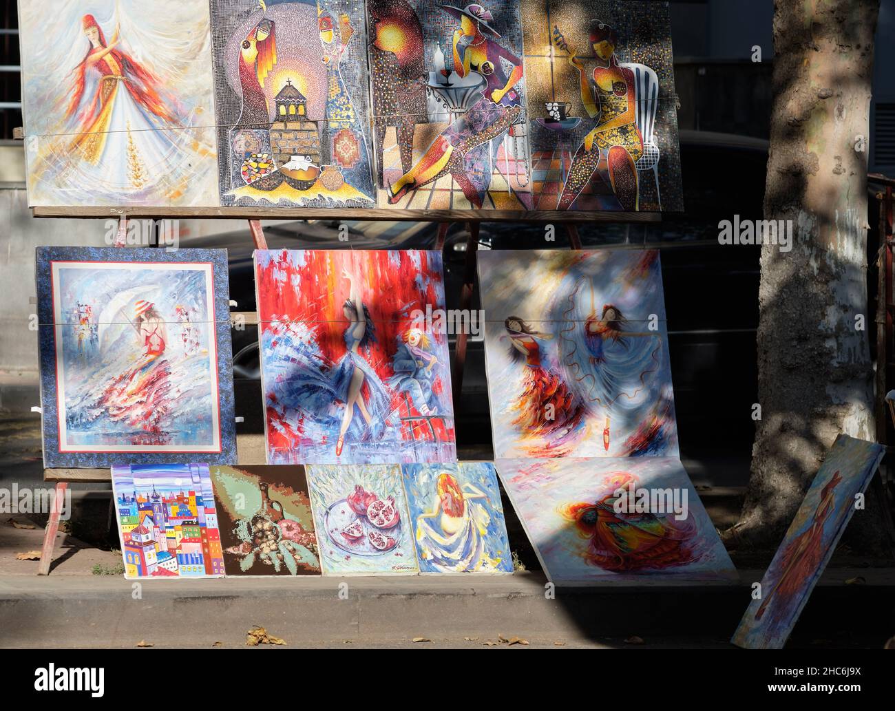 Jerewan, Armenien - 17. Oktober 2021 Freiluft-Souvenir- und Kunsthandwerksmarkt tanzende Frauen in Vails, la danseuse en violon, der armenische Tanz, naturmort, t Stockfoto