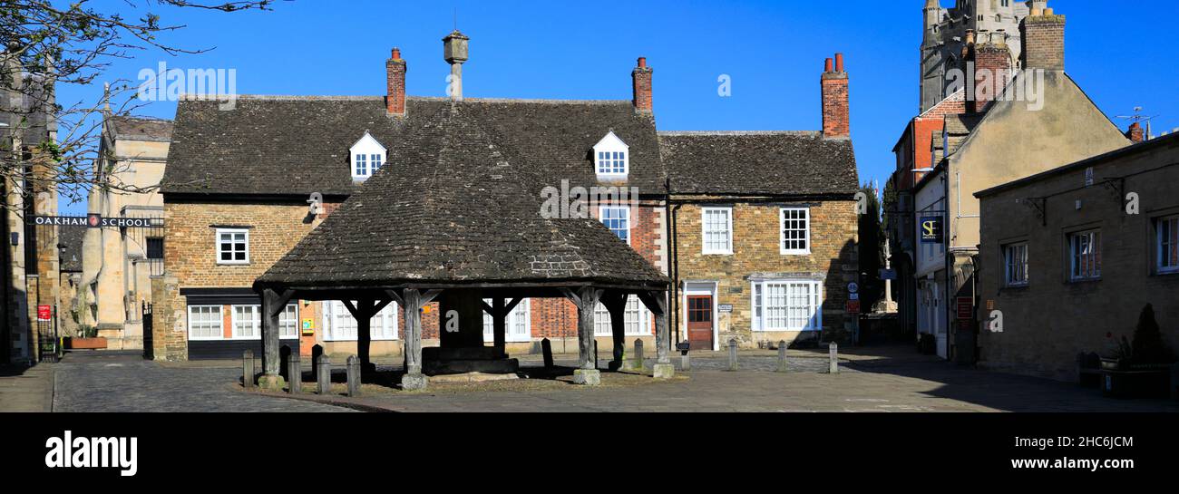 Die hölzerne Buttercross- und Allerheiligen-Pfarrkirche, Marktstadt Oakham, Rutland County, England Stockfoto