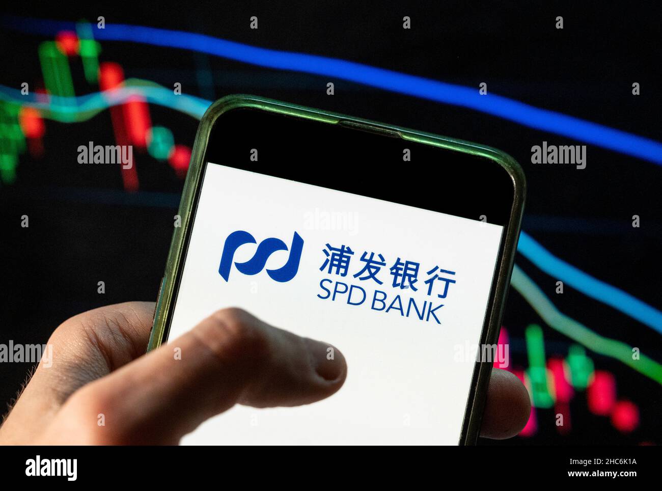 China. 09th Dez 2021. Auf dieser Fototafel ist das SPD-Logo der Shanghai Pudong Development Bank zu sehen, das auf einem Smartphone mit einer wirtschaftlichen Börsenindex-Grafik im Hintergrund zu sehen ist. (Foto von Budrul Chukrut/SOPA Images/Sipa USA) Quelle: SIPA USA/Alamy Live News Stockfoto
