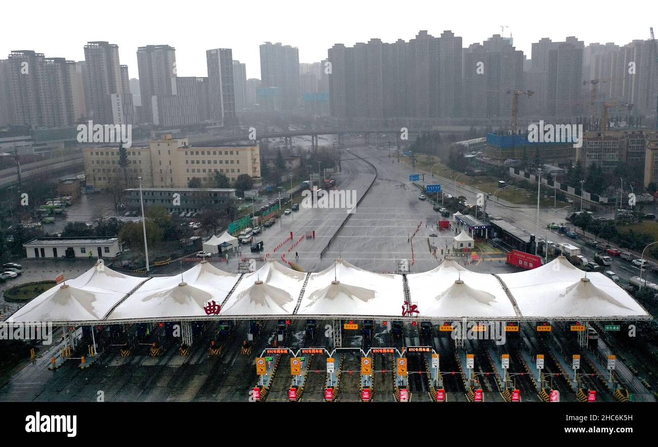 Xian, Shaanxi, China. 25th Dez 2021.- Luftfoto zeigt eine geschlossene Mautstation in Xi'an, nordwestlich der chinesischen Provinz Shaanxi, 25. Dezember 2021. XI'an verhängte am Donnerstag ein abgeschlossenes Management für Gemeinden und Dörfer, um die Ausbreitung des jüngsten Wiederauflebens der COVID-19 einzudämmen. Mehr als 3.000 Nukleinsäuretestplätze in Xi'an arbeiten gleichzeitig daran, den Bewohnern in Gemeinden und am Straßenrand Dienstleistungen zu erbringen. Quelle: Xinhua/Alamy Live News Stockfoto