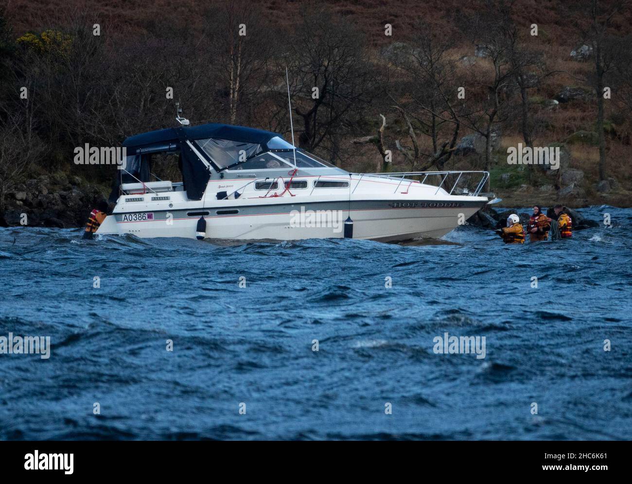 Ardlui, Großbritannien. 25th Dez 2021. Loch Lomond Rescue 25/12/2021 Pic Shows: Rettungskräfte am Loch Lomond wurden ausgerufen, nachdem ein Kabinencruiser aufgrund des starken Windes auf Loch Lomond über Nacht von den Anlegeplätzen von itÕs in der Ardlui Marina befreit wurde. Die Retter mussten den eisigen Temperaturen trotzen, um das betroffene Schiff unter Kontrolle zu bekommen, bevor sie es zurück zur Marina schleppten. Quelle: Ian Jacobs/Alamy Live News Stockfoto