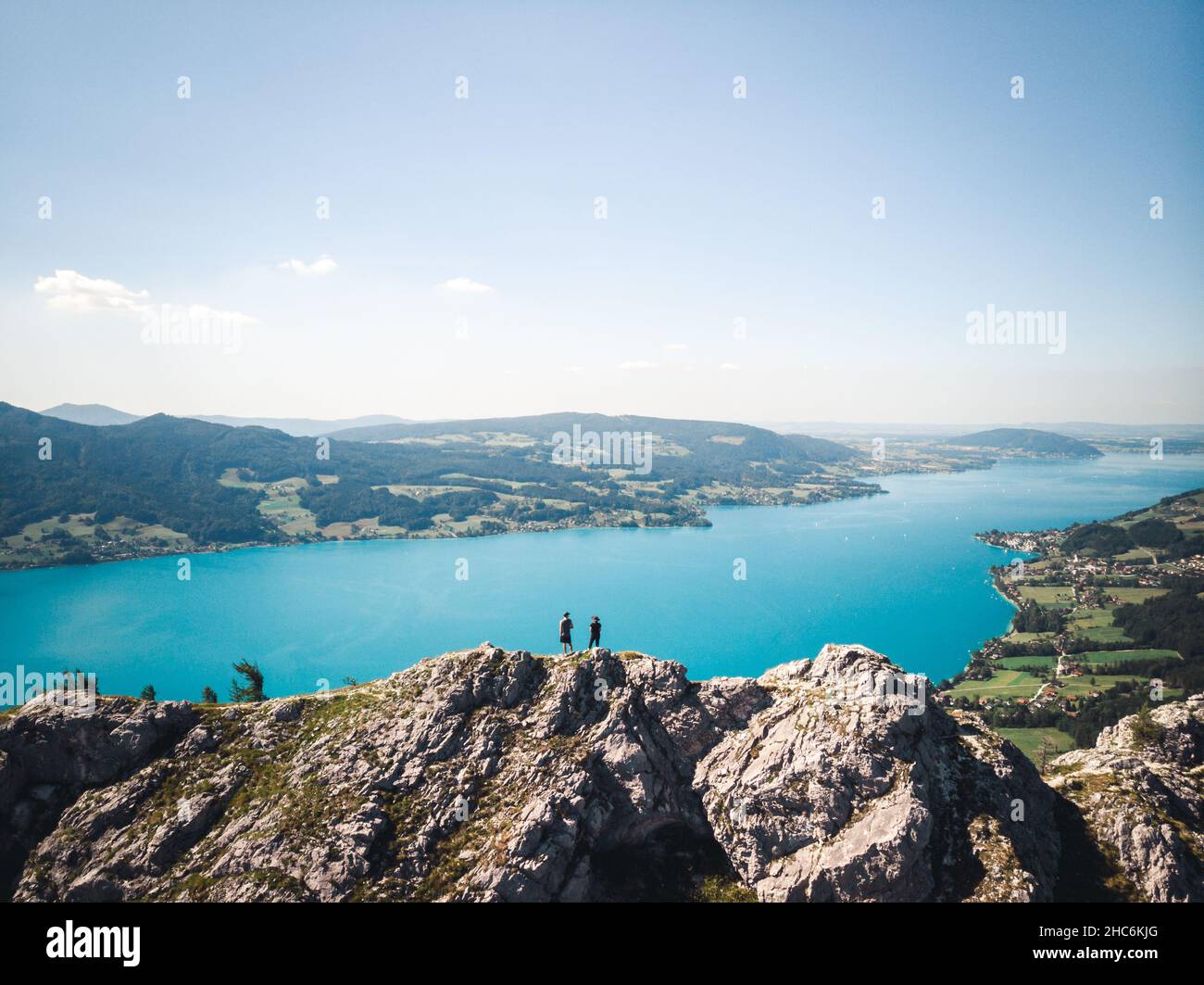 Drohnenansicht von zwei Menschen, die auf dem Gipfel des Schoberstein am Attersee in Oberösterreich stehen Stockfoto
