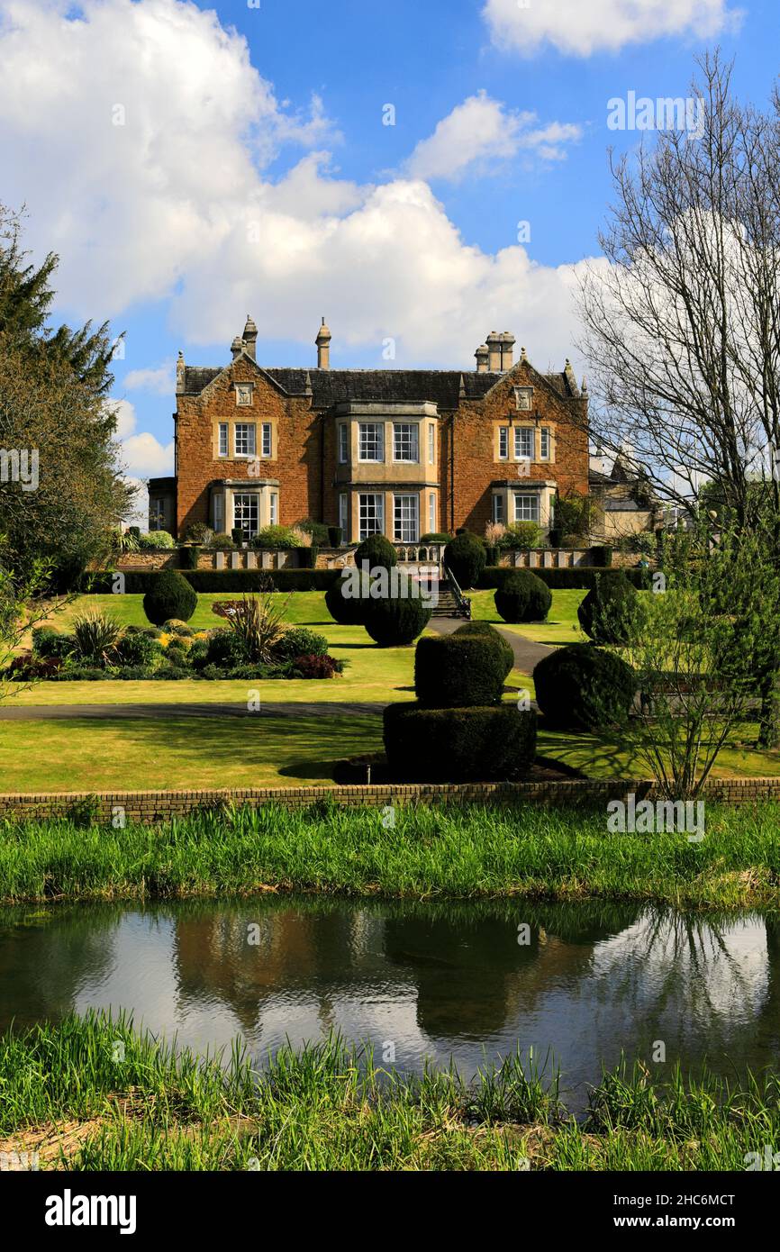 Sommeransicht der Edgerton Lodge und der Gedenkgärten, Marktstadt Melton Mowbray, Leicestershire, England; Großbritannien Stockfoto