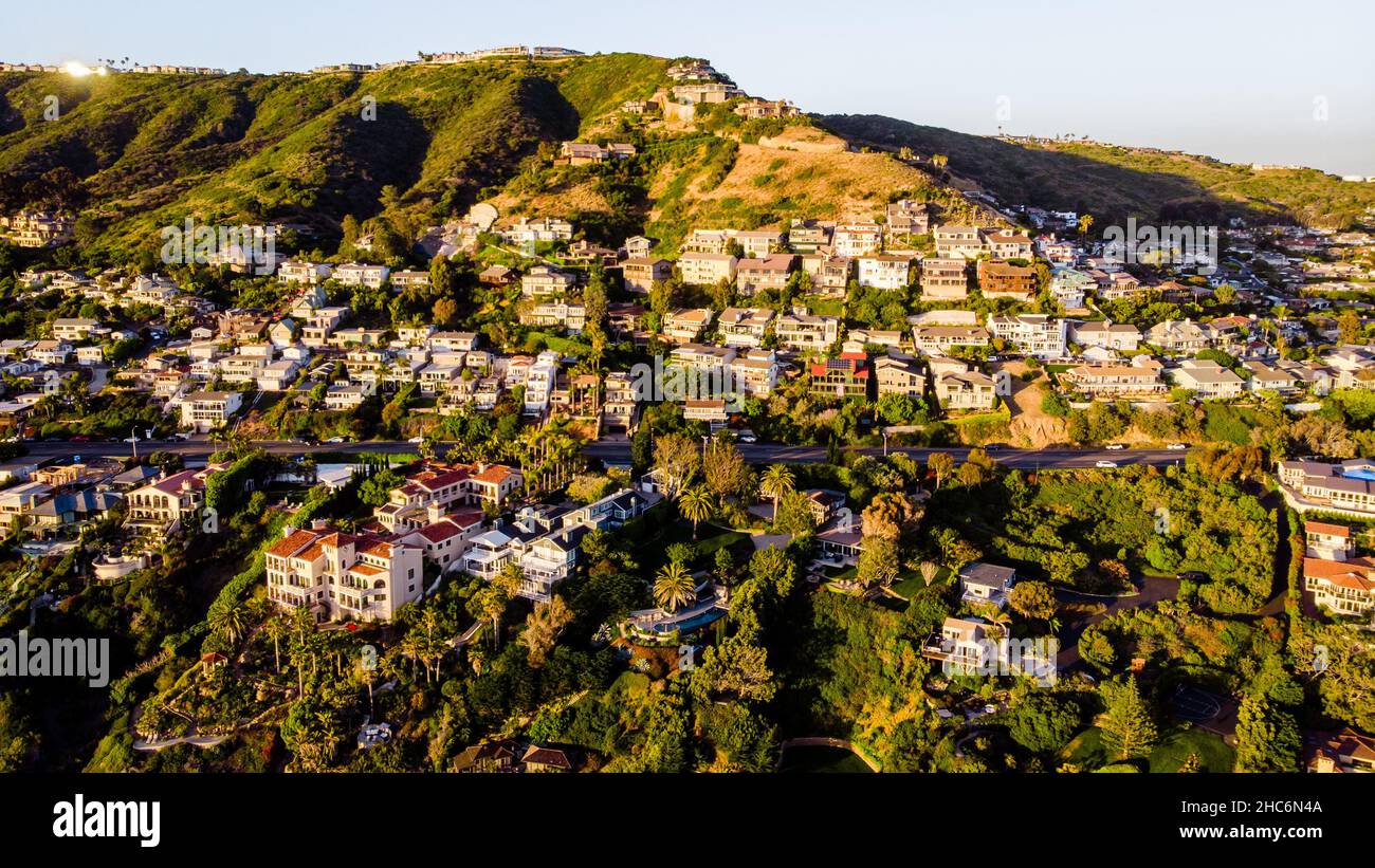 Luxuriöse Immobiliengebäude auf einem Hügel in Laguna Beach, Kalifornien, USA Stockfoto