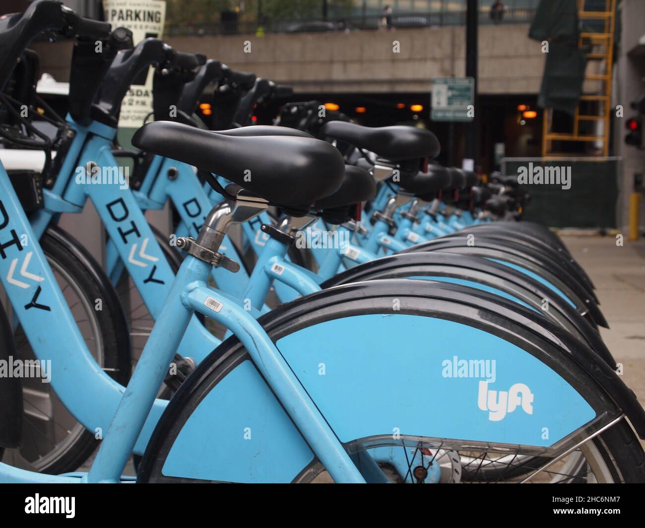 Reihe von Lyft Elektrofahrrädern auf der Straße in Chicago, USA Stockfoto