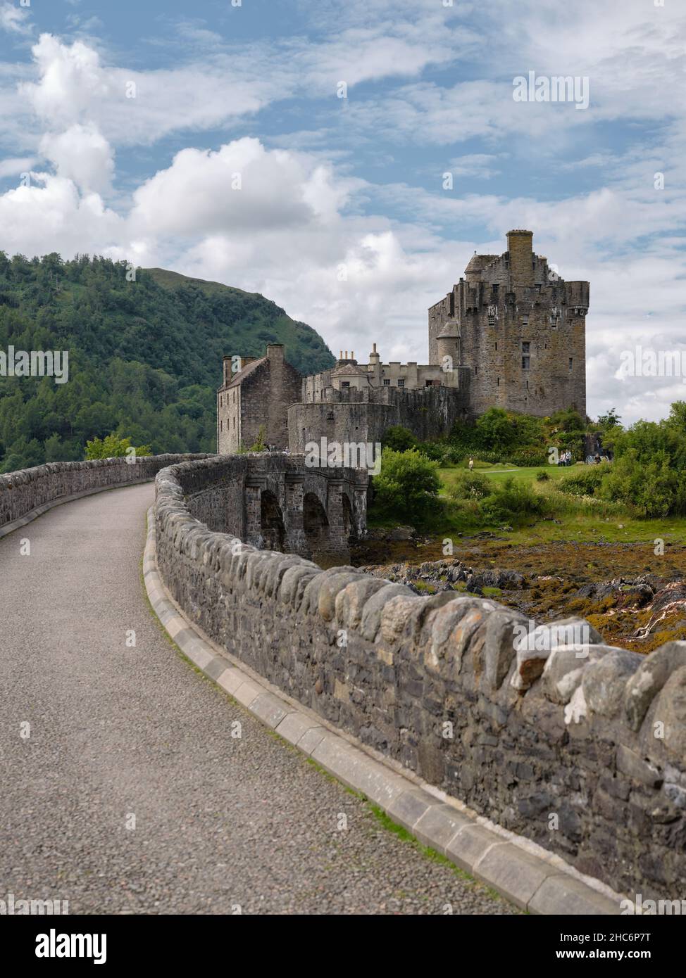 Die Brücke über das Eilean Donan Schloss im Sommer am Loch Duich, Kyle of Lochalsh, West Highlands Scotland UK Stockfoto