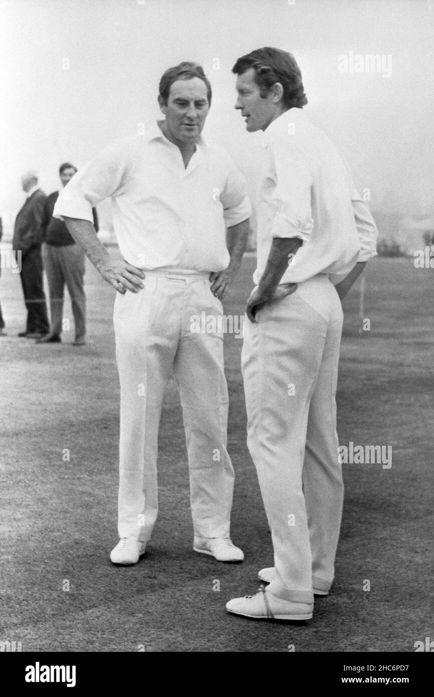 Datei-Foto vom 29-08-1973 von Leicester Cricket Captain Ray Illingworth (links) mit Mike Denness. Der ehemalige Cricketspieler Ray Illingworth ist im Alter von 89 Jahren gestorben, teilte Yorkshire mit. Illingworth, der England 1970 bis 71 zu einem Testsieg über Australien Down Under führte, hatte sich einer Strahlentherapie wegen Speiseröhrenkrebs unterzogen. Ausgabedatum: Samstag, 25. Dezember 2021. Stockfoto