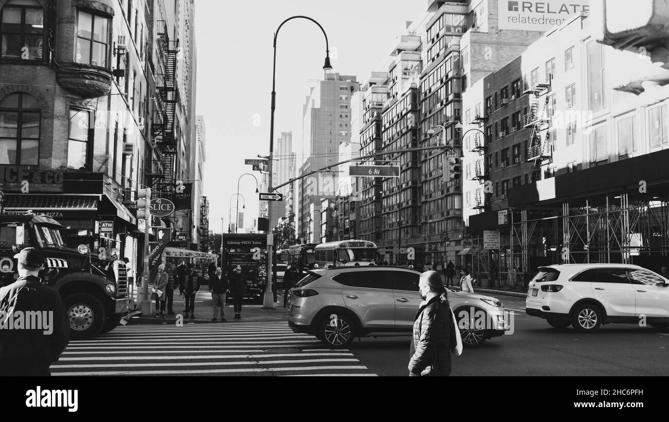 Eine Graustufenaufnahme von New York voller Menschen, Straßenfotografie Stockfoto