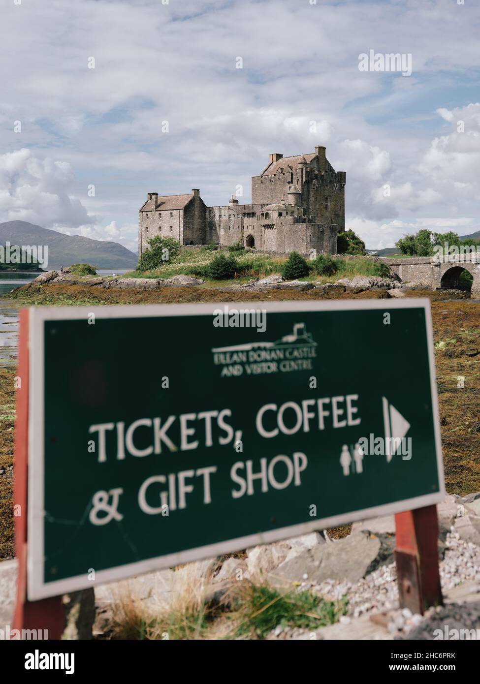 Tickets Coffee & Gift Shop This Way - Eilean Donan Castle in Loch Duich, Kyle of Lochalsh, West Highlands Schottland Großbritannien - Schottischer Tourismus Stockfoto