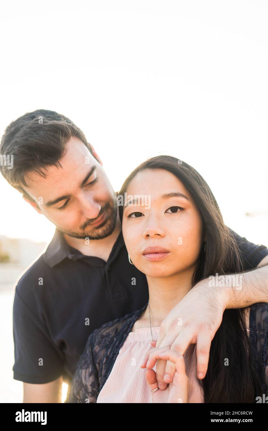 Attraktives Paar in der Liebe. Asiatische Freundin und europäischen Freund in einem Valentinstag Datum. . Stockfoto